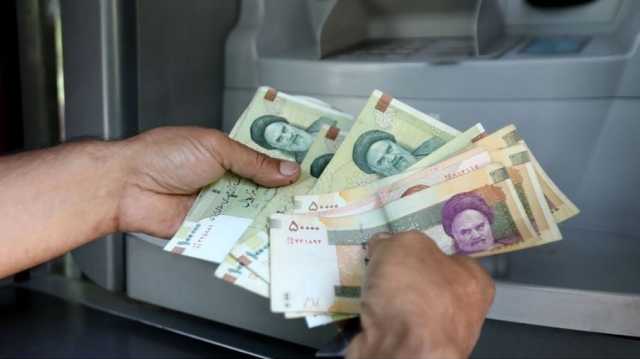كيف عمّقت تصريحات خامنئي من أزمة العملة الإيرانية ودفعتها لمستويات قياسية متدنية؟