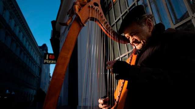 استطلاع: 97 بالمئة من المستمعين لا يميزون بين الأغاني البشرية والمنتجة بالذكاء الاصطناعي