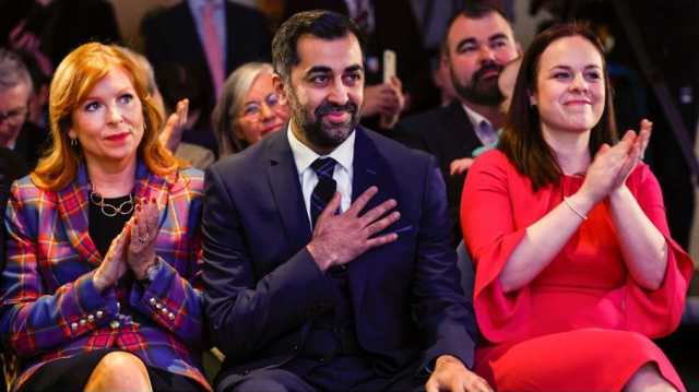 رئيس وزراء أسكتلندا يستقبل أهل زوجته بعد عودتهم من غزة (صورة)