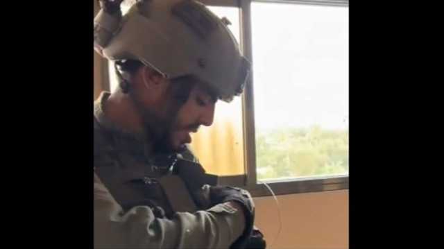 مشاهد لجندي يمزق صورة صحفي بغزة استشهد في عدوان 2014 (فيديو)