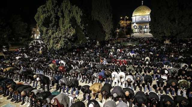 باحات المسجد الأقصى تضج عند صلاة الفجر بالهتاف لفلسطين وغزة والمقاومة (شاهد)