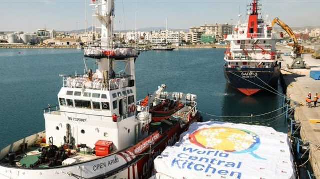 قادمة من قبرص.. أول سفينة مساعدات تصل إلى شواطئ غزة (شاهد)