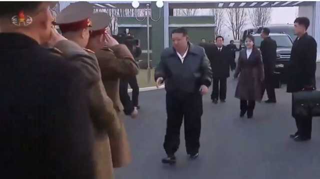 زعيم كوريا الشمالية يظهر في سيارة رئاسية أهداه إياها بوتين (شاهد)