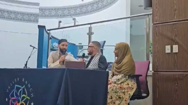 ناشط أمريكي مناصر للشعب الفلسطيني يعلن اعتناقه الإسلام (شاهد)