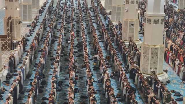 إقامة أول صلاة تراويح في ثالث أكبر مسجد بالعالم بالجزائر (شاهد)