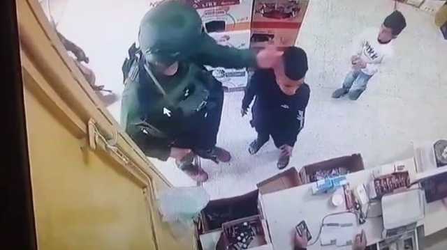 جنود الاحتلال يعتدون بالضرب على طفل ويجردونه من ملابسه في الخليل (فيديو)