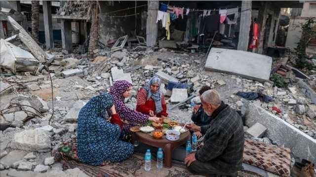 تقطعت بهم السبل.. عائلة فلسطينية تعيش بين الركام في رفح