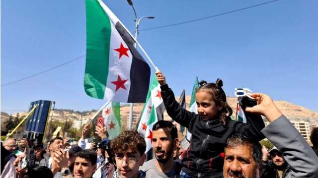 السوريون يحيون ذكرى الثورة لأول مرة في دمشق.. ومروحيات الجيش تلقي الورود (شاهد)