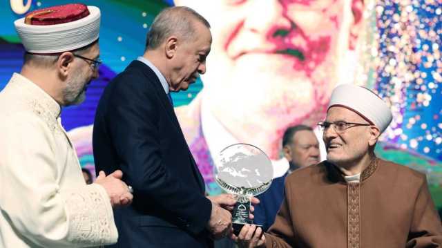 أردوغان يكرم عميد المعتقلين السوريين وخطيب الأقصى في حفل جائزة دولية
