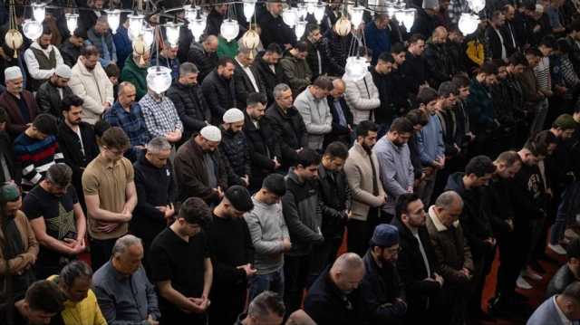 المسلمون يحيون ليلة القدر في أجواء روحانية.. والدعاء لغزة أبرز ملامحها (صور)
