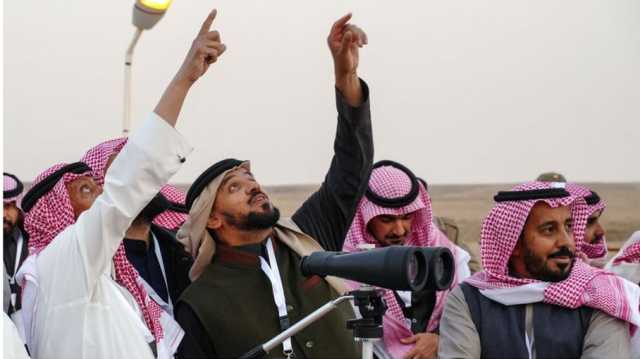 السعودية تعلن ثبوت رؤية هلال شوال والأحد أول أيام العيد.. ودول أخرى تتم الصيام