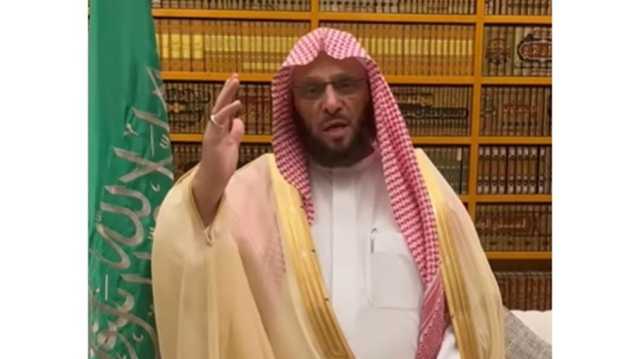 عائض القرني يثير جدلا واسعا بعد تراجعه عن التعزية بوفاة الحويني