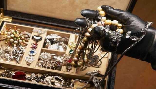 امرأة مهدد بالحبس بعد سرقتها مجوهرات ابنة محامية