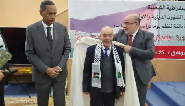 بلمهدي يُكرّم المجاهد عقيد جيش التحرير الوطني محمود بن سبع