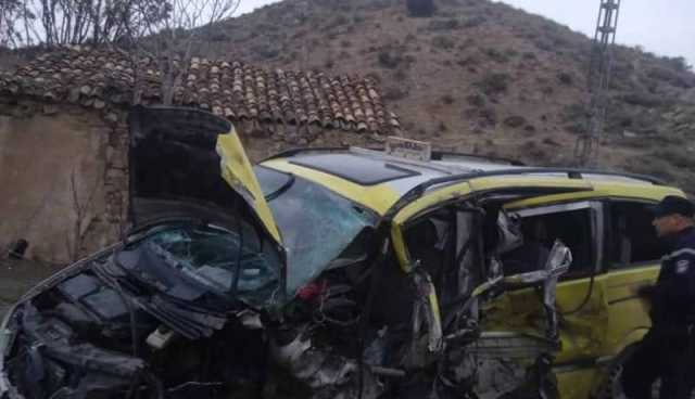 إصابة 4 أشخاص في اصطدام بين شاحنة وسيارة بالبويرة