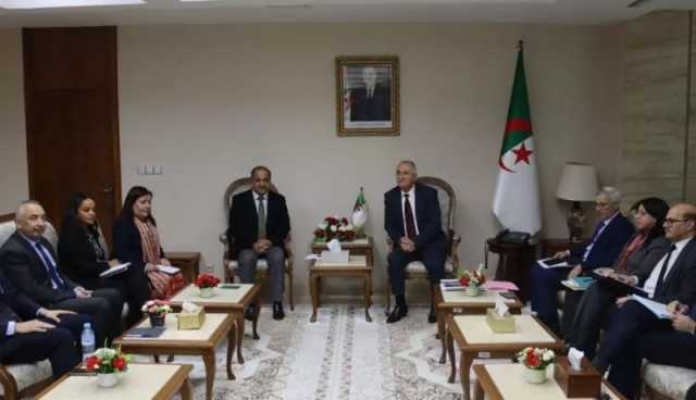 وزير المالية يتحادث مع ممثل البنك العالمي
