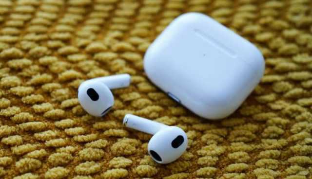 سماعات AIRPODS تطيح بسارق