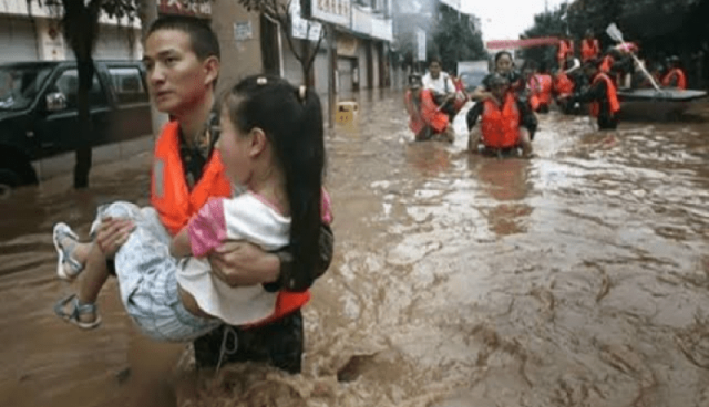 بعد ثوران بركان جبل روانج.. الفيضانات تودي بحياة 14 شخصا في إندونيسيا