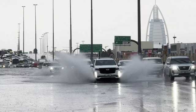 رفع مستوى التأهب.. أمطار غزيرة بالسعودية والإمارات