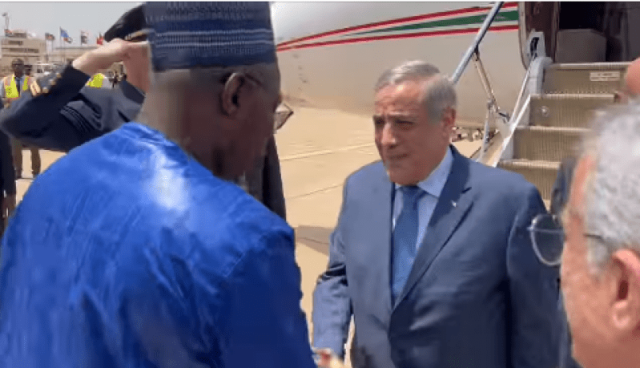 الوزير الأول يحل بالعاصمة الغامبية بانجول