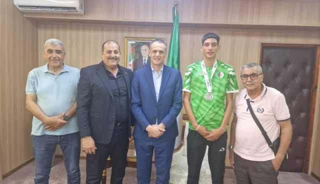 الوزير حماد يستقبل البطل الجزائري يونس عياشي