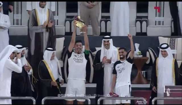 بالفيديو.. بونجاح يتوج بكأس أمير قطر وينال تكريما خاصا  