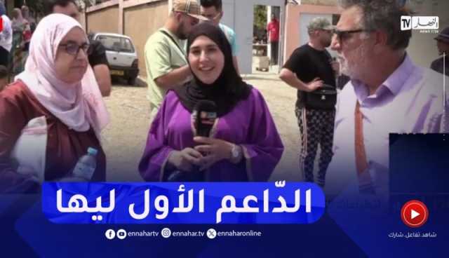 زوج يرافق زوجته الستينية في إمتحانات الباك..”إن شاء الله تديه ونحتافلو مع المولودية”