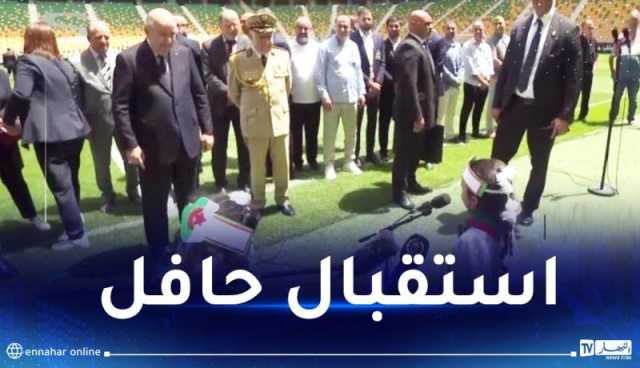 بالفيديو.. الرئيس تبون يدخل أرضية ميدان ملعب تيزي وزو ويصافح قدامى لاعبي شبيبة القبائل