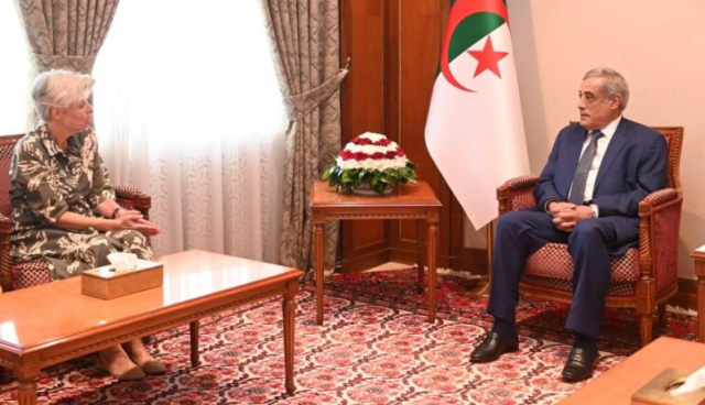الوزير الأول يستقبل سفيرة هولندا إثر إنتهاء مهامها