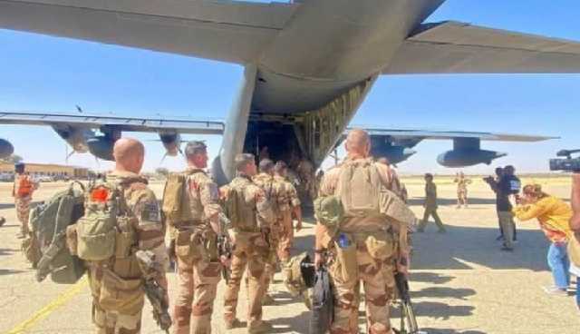 التشاد.. 120 جنديا فرنسيا يغادرون قاعدة “أبيشي” نهائيا