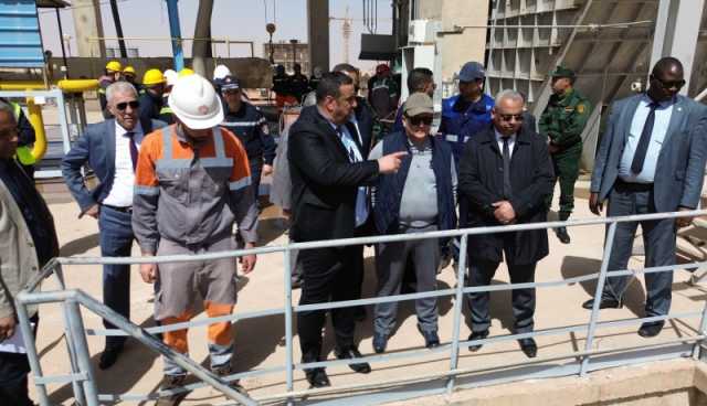 وزير الصناعة يعاين مصنع الإسمنت بأدرار