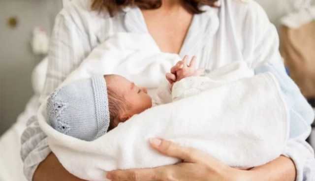 تمديد عطلة الأمومة .. وزير العمل يكشف الجديد 