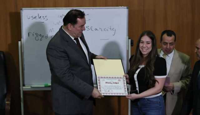 وزير الاتصال يشرف على اختتام دورة تكوينية باللغة الإنجليزية