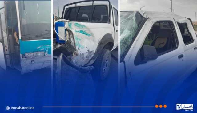 بشـار.. 3 جرحى في اصطدام حافلة لنقل المسافرين بسيارة