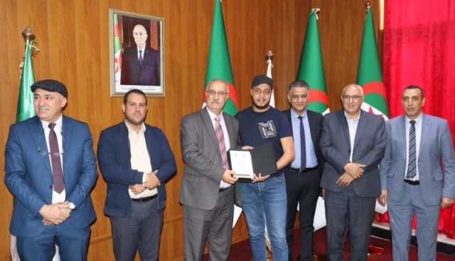 جامعة جيلالي اليابس بسيدي بلعباس تُكرّم قناة النهار وتمنح للمراسل عاشور عبد الكريم وسام “الصحفي المحترف”