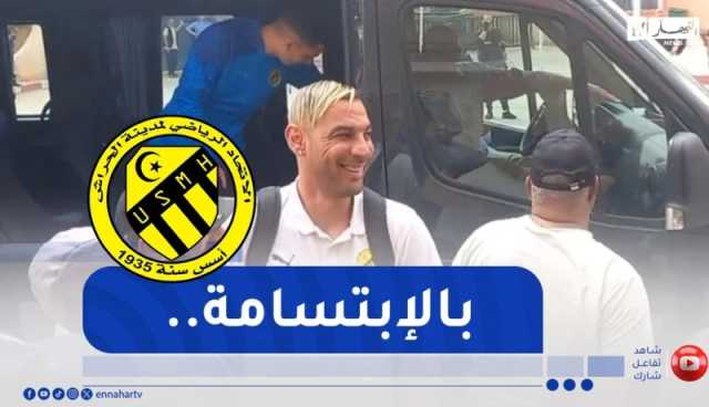 رفقاء القائد شاوشي يصلون الملعب قبل مقابلة القمة ضد الرويسات
