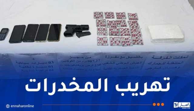 جمارك وهران توقف 4 أشخاص وتحجز مخدرات وأسلحة