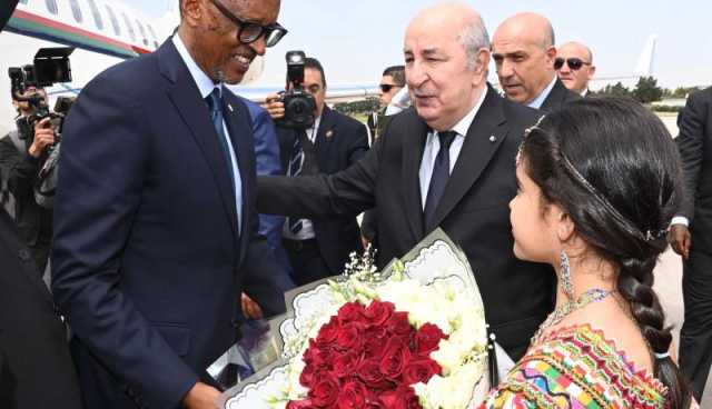 رئيس رواندا يضع إكليلا من الزهور أمام النصب التذكاري بمقام الشهيد