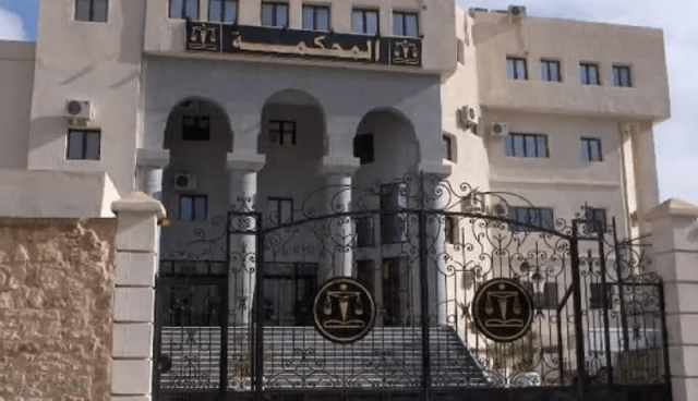 توقيف بائع الملابس بساحة الشهداء بعد أن قام بتحطيم سيارة الشرطة