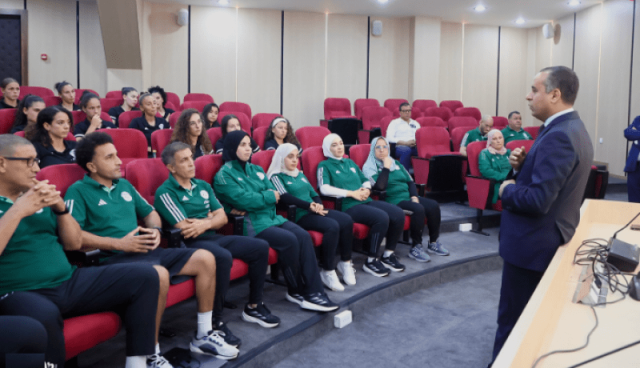 بالصور.. صادي يحفز سيدات المنتخب الوطني قبل مباشرة مغامرتهم في “الكان”