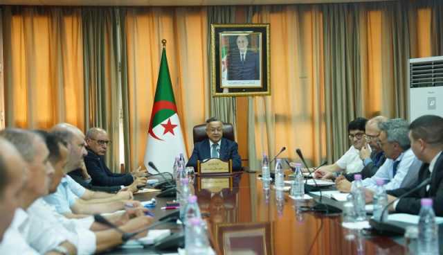 النقل الجامعي .. بداري يترأس اجتماعا لتحسين الخدمة