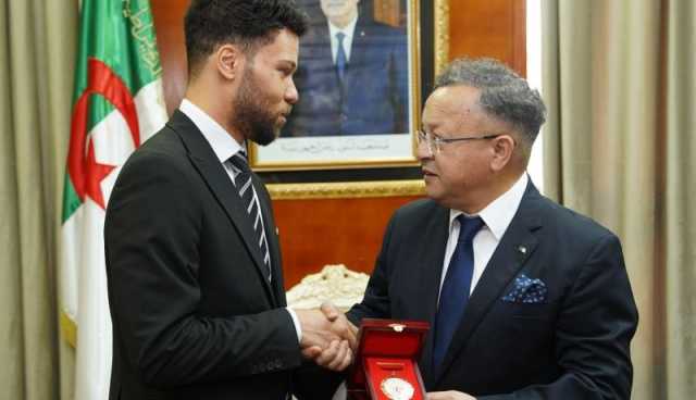 بداري يسدي وسام إستحقاق الوزارة، للدكتور العيد دردابو