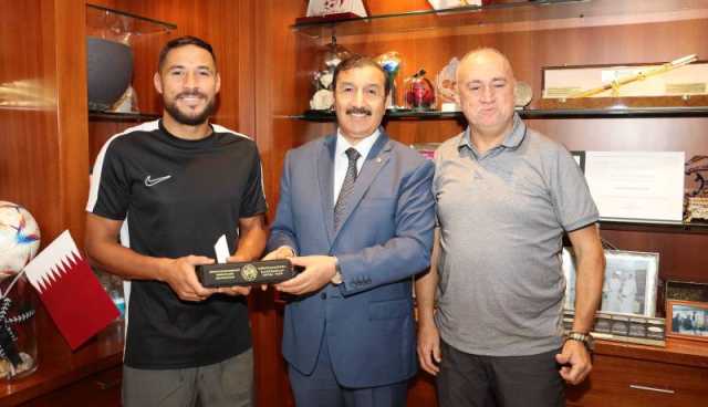 بالصور.. سفير الجزائر بقطر يزور بلايلي وغويري بمستشفى “سبيتار”