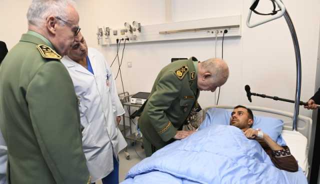 الفريق أول  شنڨريحة يتفقد جرحى حادث المرور الأليم بولاية بني عباس