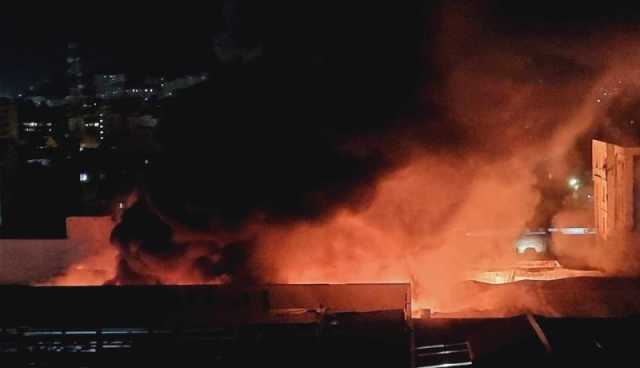 عملية الإطفاء متواصلة.. إندلاع حريق مهول بمستودع لتخزين الأسمدة ببجاية