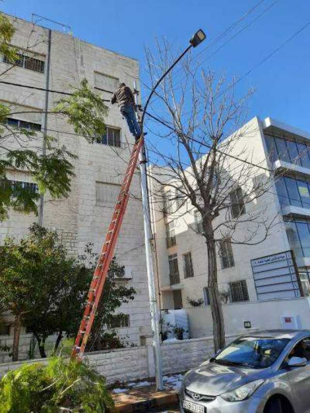 الكهرباء الأردنية توضح بشأن سقوط أعمدة كهرباء في الرصيفة