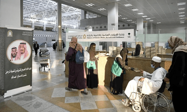الشؤون الإسلامية بمكة تواصل توزيع هدية خادم الحرمين على الحجاج المغادرين