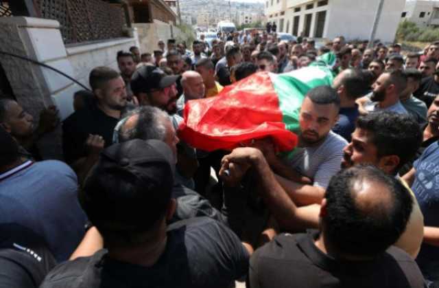 جماهير نابلس تشيّع جثمان الشهيد فوزي مخالفة