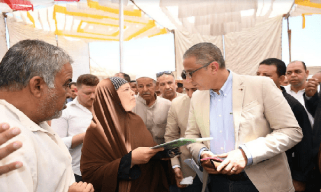 محافظ الفيوم يعقد لقاءً جماهيريًا للمواطنين بقرية الغرق للاستماع لمطالبهم