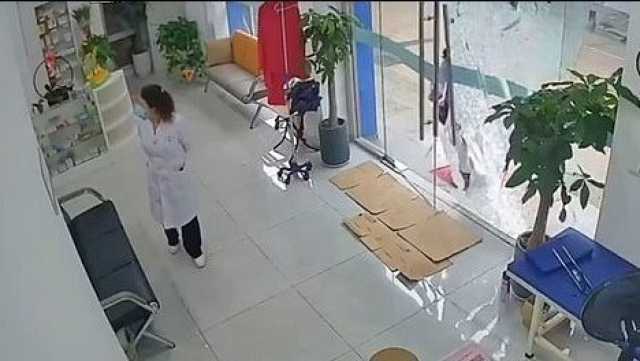 فيديو صادم.. انفجار باب زجاج وسقوط آخر على سيدتين في الصين منوعات